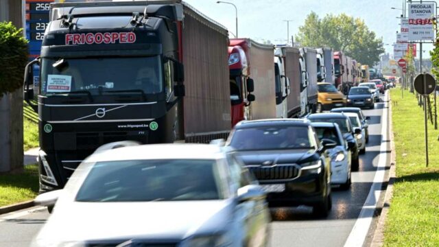 Os caminhoneiros da Bósnia bloqueiam as entregas em protesto pelas regras da UE

