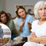 Uma sogra insatisfeita senta-se em uma cadeira, braços cruzados, enquanto um marido e uma esposa discutem em um sofá atrás dela.