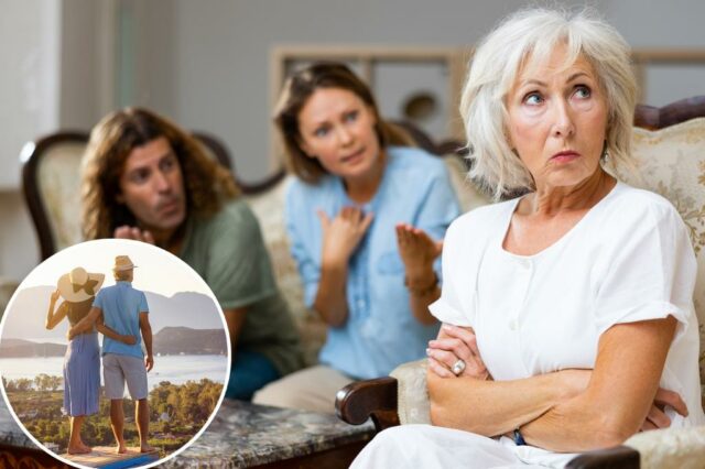 Uma sogra insatisfeita senta-se em uma cadeira, braços cruzados, enquanto um marido e uma esposa discutem em um sofá atrás dela.