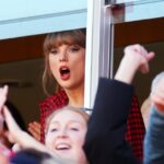 Taylor Swift e seu pai viram assistir a um jogo entre o Kansas City Chiefs e os Santos de Nova Orleans.
