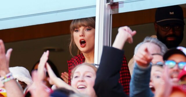 Taylor Swift e seu pai viram assistir a um jogo entre o Kansas City Chiefs e os Santos de Nova Orleans.