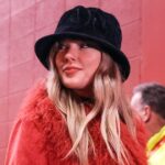 Taylor Swift reage durante a primeira metade de um jogo entre o Chicago Bears e o Kansas City Chiefs no Arrowhead Stadium, em Kansas City, em 2023.