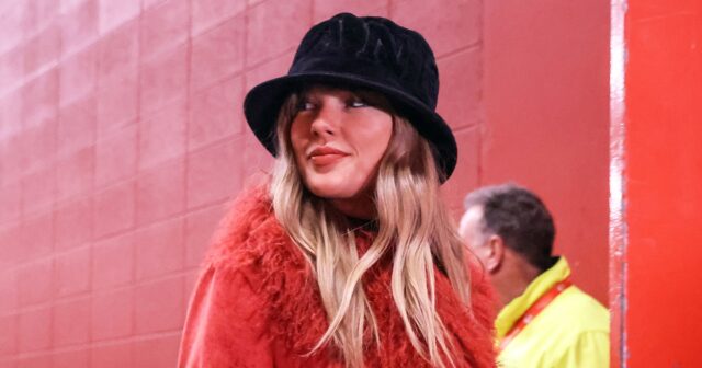 Taylor Swift reage durante a primeira metade de um jogo entre o Chicago Bears e o Kansas City Chiefs no Arrowhead Stadium, em Kansas City, em 2023.
