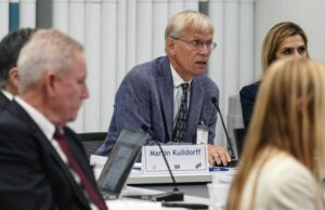 Os consultores do CDC elegem que os indivíduos precisam falar com um fornecedor de assistência médica para inoculação com Covid-19, mas não é necessária receita médica Yahoo news home