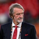 O co-proprietário do Manchester United, Sir Jim Ratcliffe, conversa em Old Trafford