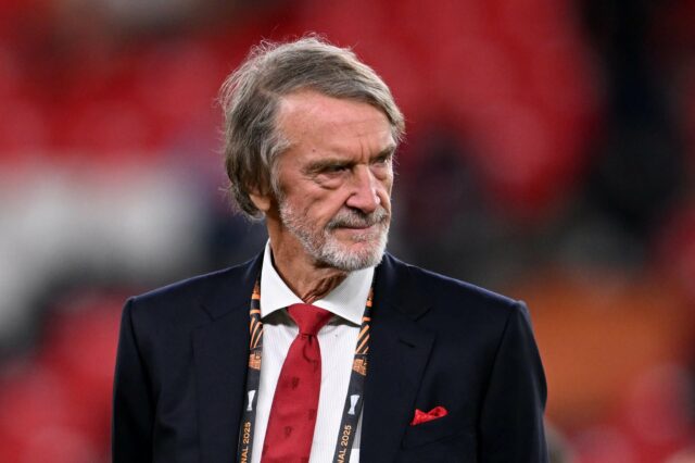 O co-proprietário do Manchester United, Sir Jim Ratcliffe, conversa em Old Trafford