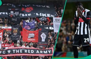 Os fãs do Man United pedem que Grimsby seja expulso após o jogador inelegível na vitória da Carabao Cup Os fãs do Man United pedem que Grimsby seja expulso após o jogador inelegível na vitória da Carabao Cup