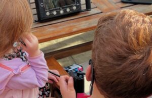 Os filhos de Meghan Markle são seus pequenos assistentes no estabelecimento de seu programa Netflix Archie e Lilibet no set de