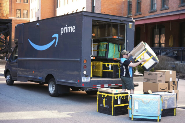 Os funcionários da Amazon para ver a renda aumentar, os preços da saúde caem 


