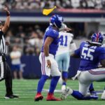 James Hudson (nº 55) é sinalizado durante o jogo Giants-Cowboys em 14 de setembro de 2025.