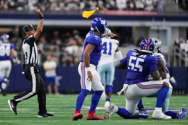 James Hudson (nº 55) é sinalizado durante o jogo Giants-Cowboys em 14 de setembro de 2025. 