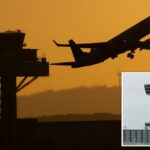 O avião de passageiros decola do aeroporto de Frankfurt, ao anoitecer, passando pela torre do controle de tráfego aéreo alemão.