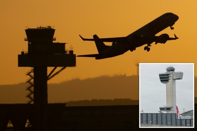 O avião de passageiros decola do aeroporto de Frankfurt, ao anoitecer, passando pela torre do controle de tráfego aéreo alemão.