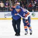 Kashawn Aitcheson é ajudado a sair do gelo durante o jogo da pré-temporada dos Islanders-Flyers em 21 de setembro de 2025.
