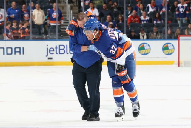 Kashawn Aitcheson é ajudado a sair do gelo durante o jogo da pré-temporada dos Islanders-Flyers em 21 de setembro de 2025. 