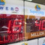 Uma placa eletrônica lê US $ 1,8 bilhão, enquanto as multidões esperam na fila para comprar bilhetes de loteria na loja de bebidas Bluebird em Hawthorne, Califórnia, na sexta -feira, 5 de setembro de 2025. (AP Photo/Damian Dovarganes)