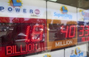 Os ingressos vencedores foram vendidos em dois estados dos EUA para o Jackpot de Powerball de US $ 2,7 bilhões Uma placa eletrônica lê US $ 1,8 bilhão, enquanto as multidões esperam na fila para comprar bilhetes de loteria na loja de bebidas Bluebird em Hawthorne, Califórnia, na sexta -feira, 5 de setembro de 2025. (AP Photo/Damian Dovarganes)
