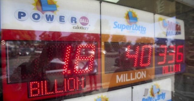 Os ingressos vencedores foram vendidos em dois estados dos EUA Uma placa eletrônica lê US $ 1,8 bilhão, enquanto as multidões esperam na fila para comprar bilhetes de loteria na loja de bebidas Bluebird em Hawthorne, Califórnia, na sexta -feira, 5 de setembro de 2025. (AP Photo/Damian Dovarganes)