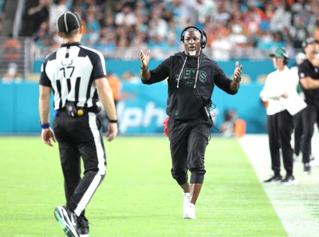 Aaron Glenn reage a uma penalidade durante o jogo Jets-Dolphins em 29 de setembro de 2025. 
