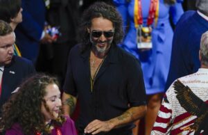 Os lacaios de Trump certamente adoram empalidecer com estupradores acusados A secretária de imprensa da Casa Branca, Karoline Leavitt, ouve o combatente do UFC Conor McGregor fala com repórteres na sala de briefing da Casa Branca, segunda -feira, 17 de março de 2025, em Washington. (AP Photo/Evan Vucci)