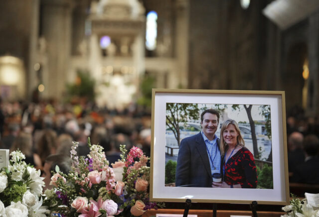Esta combinação de fotos fornecidas pelo Legislativo de Minnesota mostra da esquerda, o senador John A. Hoffman e a deputada Melissa Hortman. (Legislatura de Minnesota via AP)