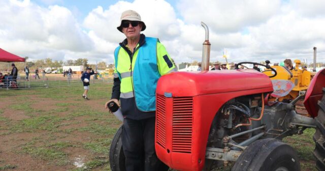 Os membros da Tracmach trouxeram seu equipamento antigo, mas dourado para os dias de campo de Dowerin

