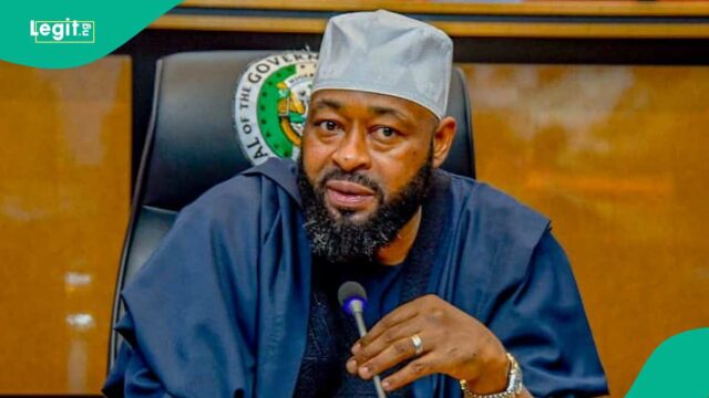 Os nigerianos falam como um governador influente promete construir linha ferroviária para Abuja

