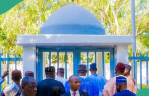 Os nigerianos reagem à medida que as fotos mostram a transformação do cemitério de Buhari Os nigerianos reagem à medida que as fotos mostram a transformação do cemitério de Buhari