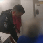 A visão dramática capturou o momento em que os policiais resgataram um casal de idosos, um dos quais estava em uma cadeira de rodas, e seu neto de chamas que engoliram sua casa na Costa do Ouro.