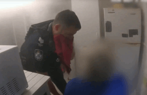 Os oficiais resgatam a mulher idosa em cadeira de rodas de queimando em casa A visão dramática capturou o momento em que os policiais resgataram um casal de idosos, um dos quais estava em uma cadeira de rodas, e seu neto de chamas que engoliram sua casa na Costa do Ouro.