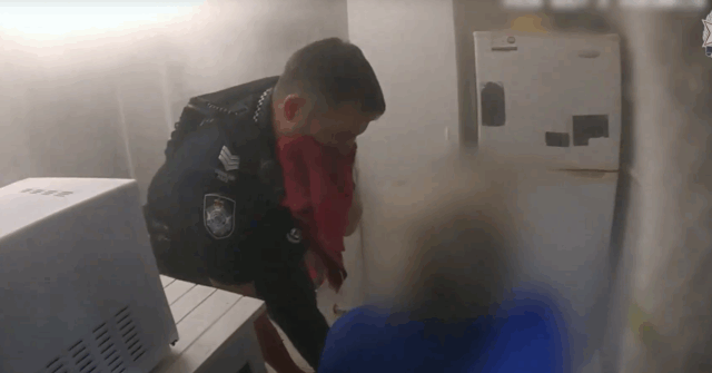 A visão dramática capturou o momento em que os policiais resgataram um casal de idosos, um dos quais estava em uma cadeira de rodas, e seu neto de chamas que engoliram sua casa na Costa do Ouro.