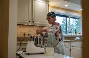 Os padeiros domésticos dão pão fresco às instituições financeiras de alimentos, muito obrigado a este Seattle sem fins lucrativos Yahoo news home