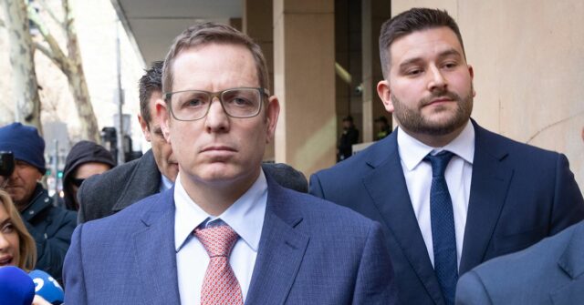 Os policiais James Fitzgerald e Alexander Papanastassis compareceram ao tribunal depois que foram acusados ​​pela morte de um homem durante uma prisão.