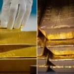 Um funcionário enluvado empilha barras de ouro.