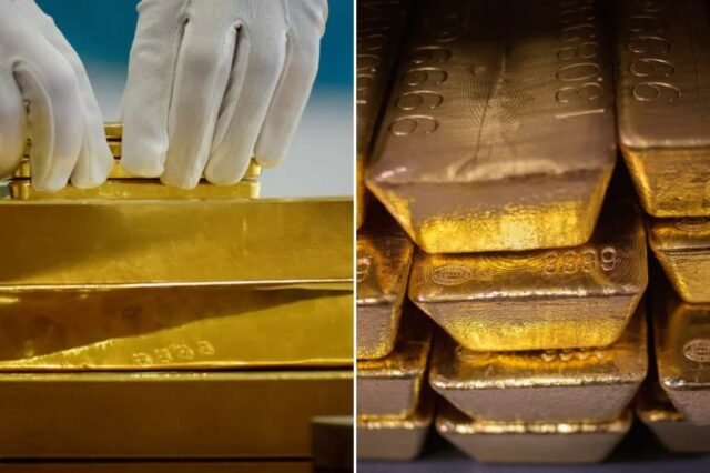 Um funcionário enluvado empilha barras de ouro.