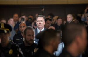 Os republicanos animam a acusação de Comey – por sua própria conta e risco Horas antes do início de um desligamento do governo federal, a deputada Lauren Boebert, R-Collo. E outros conservadores republicanos chegam para uma reunião com o Presidente da Câmara, Mike Johnson, R-La., No Capitólio em Washington, sexta-feira, 2024 de dezembro. (AP Photo/J. Scott Applewhite)