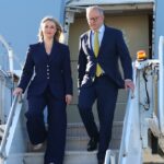 O primeiro -ministro Anthony Albanese e Jodie Haydon chegam ao Aeroporto Internacional da JFK antes da 80ª Sessão da Assembléia Geral das Nações Unidas na cidade de Nova York, Estados Unidos da América, em 20 de setembro de 2025. Fedpol Photo: Dominic Lorrimer