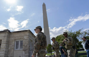 Os republicanos não terminam de tentar punir DC Um membro da Guarda Nacional do Distrito de Columbia pega lixo no National Mall, sábado, 16 de agosto de 2025, em Washington. (AP Photo/Julia DeMaree Nikhinson)