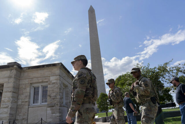 Os republicanos não terminam de tentar punir DC Um membro da Guarda Nacional do Distrito de Columbia pega lixo no National Mall, sábado, 16 de agosto de 2025, em Washington. (AP Photo/Julia DeMaree Nikhinson)
