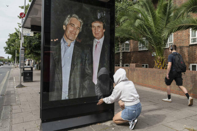 Esta imagem foi publicada segunda -feira, 8 de setembro de 2025, no relato X dos democratas no Comitê de Supervisão da Câmara mostra uma nota de aniversário sexualmente sugestiva a Jeffrey Epstein aludindo a um 