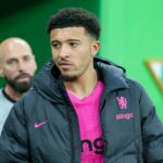 Jadon Sancho parece desanimado em Kit preto e amarelo Borussia Dortmund