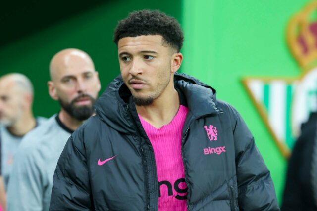 Jadon Sancho parece desanimado em Kit preto e amarelo Borussia Dortmund