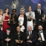 Imagem distribuída para a academia de televisão - Seth Rogen posa na sala de imprensa com seu Emmy no 77º Emmy Awards no domingo, 14 de setembro de 2025, no Peacock Theatre, em Los Angeles.