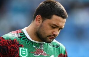 Os textos de drogas supostamente trocados entre a NRL Star e o jogador de Roosters carregados Brandon Smith está enfrentando acusações de fornecimento de drogas e apostas em Queensland.