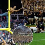 Os torcedores da Virginia Storm Field depois da vitória chateada sobre o estado da Flórida na cena do futebol universitário fofo