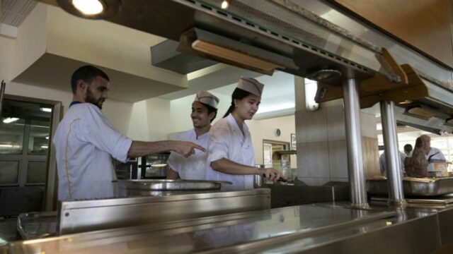 Os trabalhadores uzbeques preenchem a lacuna à medida que a população búlgara encolhe

