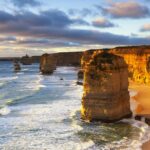 Doze apóstolos ao pôr do sol. Great Ocean Road, Victoria, Austrália.