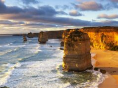 Os turistas podem ser cobrados uma taxa para visitar o famoso marco australiano Doze apóstolos ao pôr do sol. Great Ocean Road, Victoria, Austrália.