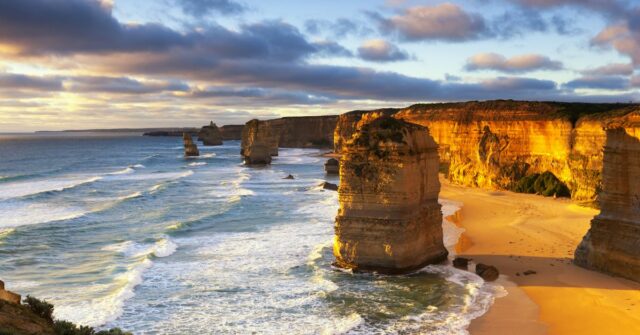 Doze apóstolos ao pôr do sol. Great Ocean Road, Victoria, Austrália.