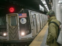 Os vídeos supostamente mostram o operador de metrô de Nova York ‘Reckless’, permitindo que os menores levassem o trem do MTA para um Joyride AJ Train em uma estação de metrô de Nova York.
